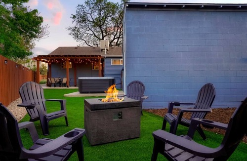Berkley House | One of a Kind Home -HOT TUB, Pool Table & Fire Pit - 4 Mi to DT