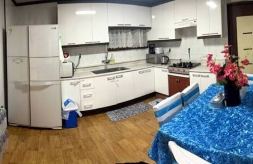 Pyeongtaek Apartment | Opp walk-in gate Cp Humphreys, Int'l restaurants & health institutions. nnn