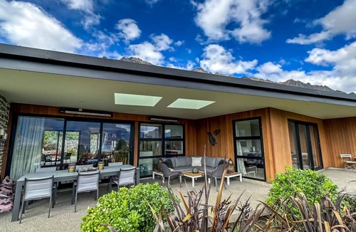 Kawarau Falls House | Oraka Lodge views outdoor fire and spa