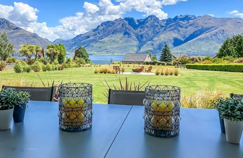 Kawarau Falls House | Oraka Lodge views outdoor fire and spa