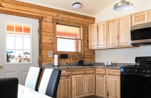 Cripple Creek Cabin | Oso Lucky Lodge Hot Tub Walk to Casinos