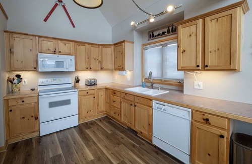Innsbruck Val Moritz House | Overlook, gorgeous large home with Hot Tub and Pool Table, 5/3, near Granby Ranch - Sleeps 12