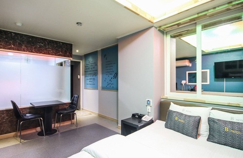 Tongjung Hotel | Parasol Scale B