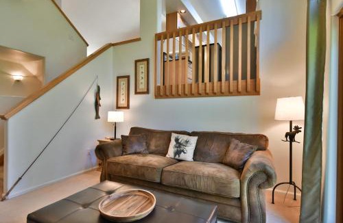 Park Forest Estates Apartment | Park Forest Deer Trail Townhome: Hot Tub, On Shuttle Route
