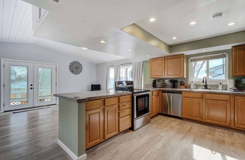 Monument House | Parkside Estate! House & Cottage w/2 Hot Tubs