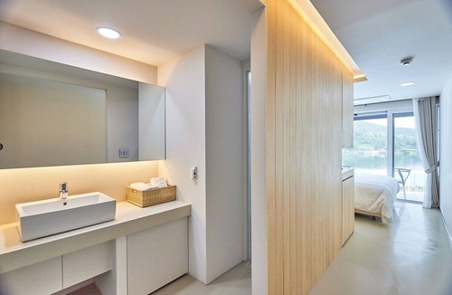 Seorak Hotel | Parotia Water House