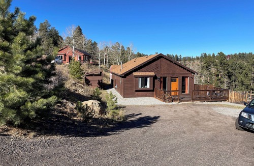 Bailey Cabin | Peaceful 2-bedroom Pet-Friendly cabin in adorable Bailey for a cozy getaway