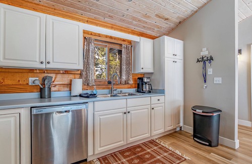 Fraser Cabin | Peaceful 4-bedroom cabin perfect for a relaxing stay in Fraser