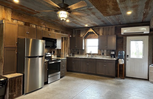 South Kansas City Bed & Breakfast | Peaceful bunkhouse getaway on quiet farm in KCMO