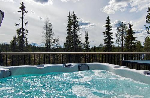 Rukatunturi Apartment | Peaceful Cabin with Hot Tub and Nature Views, Villa Lakeside Ruka