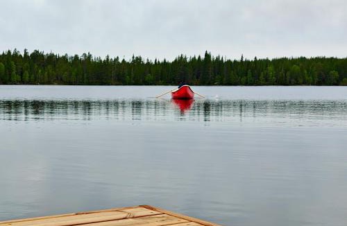 Rukatunturi Apartment | Peaceful Cabin with Hot Tub and Nature Views, Villa Lakeside Ruka