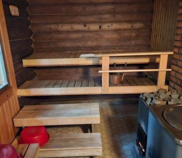Jongunjoki Ski Chalet | Perinteinen mökki järven rannalla