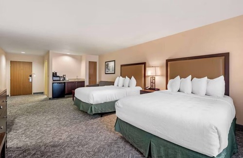 Eagle Hotel | Pet-Friendly 2 Units Near Gypsum Creek Golf Course & Hot Air Balloon Adventure