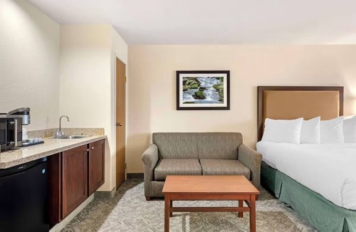Eagle Hotel | Pet-Friendly 2 Units Near Gypsum Creek Golf Course & Hot Air Balloon Adventure
