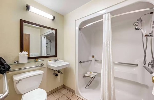 Eagle Hotel | Pet-Friendly 2 Units Near Gypsum Creek Golf Course & Hot Air Balloon Adventure