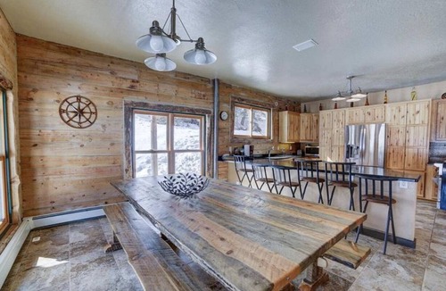 Dolores Cabin | Pet-Friendly Family Lodge Fully Stocked Kitchen Fire Pit WiFi Kids Toys