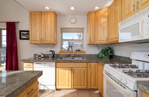 Fraser House | Pet Friendly, Sweeping Mountain Views, On Free Bus Route