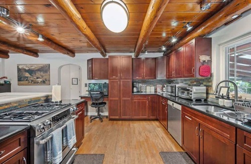 Berkley House | Pickleball Retreat | Hot Tub & Games
