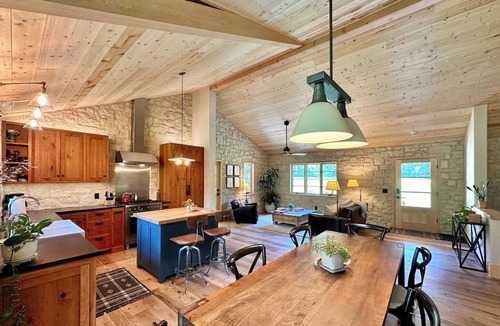 Manhattan Cottage | Picturesque Woodland Cottage