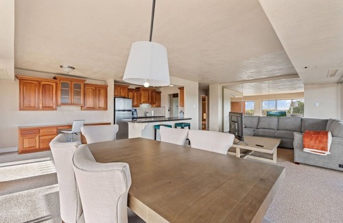 Southeast Colorado Springs Condo | Pikes Peak View Condo | Historic Satellite Hotel | Pool + Gym