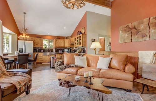 Florissant Cabin | Pinetop Cabin! Hot Tub, BBQ, Arcade & Scenic View