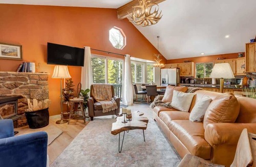 Florissant Cabin | Pinetop Cabin! Hot Tub, BBQ, Arcade & Scenic View
