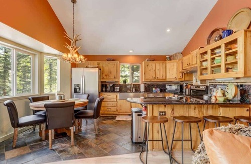 Florissant Cabin | Pinetop Cabin! Hot Tub, BBQ, Arcade & Scenic View
