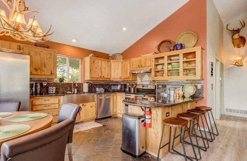 Florissant Cabin | Pinetop Cabin! Hot Tub, BBQ, Arcade & Scenic View