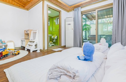 Sinbuk-myeon House | Pocheon Hi Mom Kids Spa Pension Black