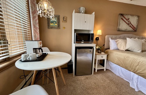 Granby Resort | Pool~HotTubs~Views~Resort K-Suite~Sleeps 2~Near RMNP & Winter Park!16