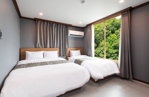 Sokcho Hotel | Port View