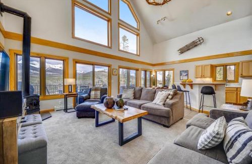 Breckenridge House | Powder Moose Villa, Stunning Mountain Views from this Private Home with Hot Tub