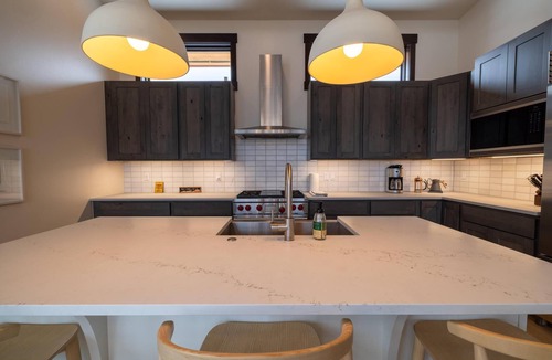 Silverthorne House | Private Colorado Mountain Retreat. 5BR Home + Guest House