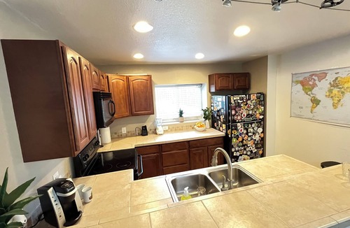 Northeast Colorado Springs Apartment | Private EntranceModern&Cozy Central BlissKing Villa55" 4k RokuFull Kitchen
