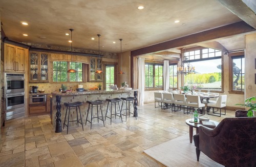 Silverthorne House | Private Estate 🏔️ 9,400 sq ft ✨ Game Room 🎱 Steam Sauna 💦 1.5 Acres 🧖‍♀️ Spa