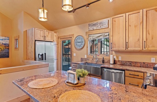 Steamboat Springs House | Private Hot Tub - Huge Covered Deck- Garage - On Ski Bus Route