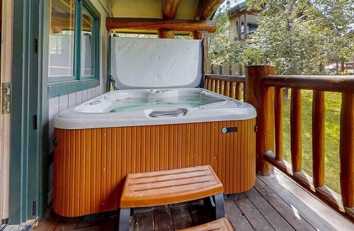 Steamboat Springs House | Private Hot Tub - Huge Covered Deck- Garage - On Ski Bus Route