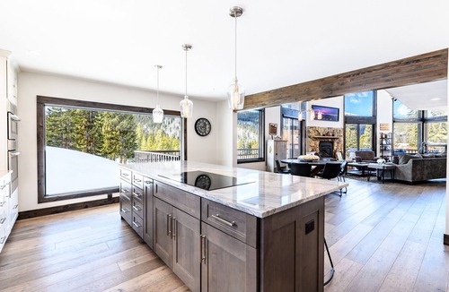 Valley of the Blue House | Private hot tub and MTN views 10 min to town
