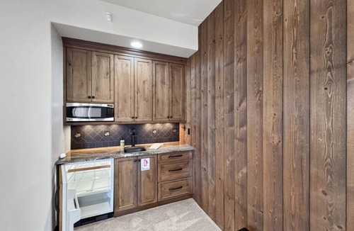 Edwards House | Private Luxury Lodge with Hot Tub & Epic Views near Beaver Creek & Vail