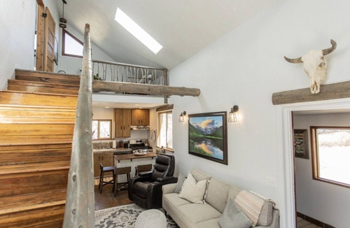 Larkspur Cabin | PROMO 5% WEEKLY AND 10% MONTHLY DISCOUNT! Mountain Cabin, conveniently located.
