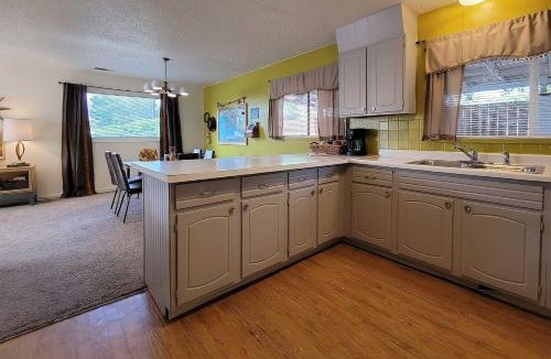Pear Park House | Quaint & Cozy Cottage: 3 Mi to Palisade Wineries!