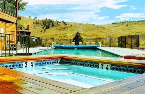 Granby Condo | Queen Room Near West RMNP + Pool & Hot Tubs