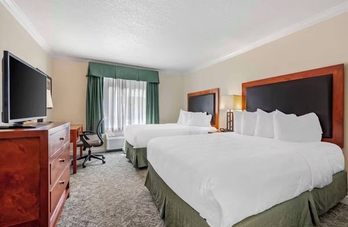 Eagle Hotel | Queen Rooms w/Free Breakfast | Indoor Heated Pool & Free Parking