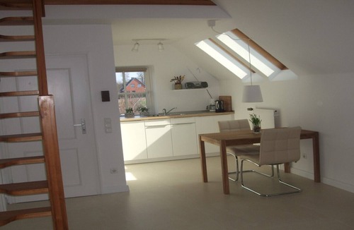 Brodten Apartment | Quiet location, walking distance from Brodtener Steufer, modern facilities, WiFi