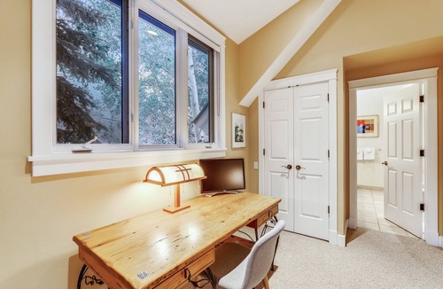 Telluride House | Racers Roost - Gondola District! - 3 Guest Suites-Fireplace-Private Hot Tub!