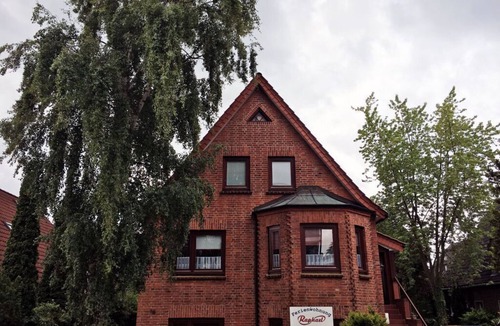Timmendorfer Strand House | Raphael - "Elvis Presley"
