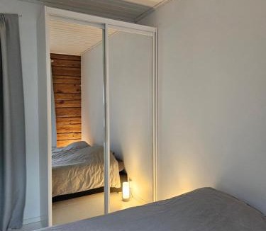 Muurame Apartment | Rauhallinen asunto maalla, navetan päädyssä.