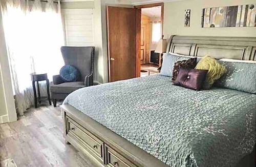 Westcliffe Hotel | Ravens Avenue 4rm Suite on Main, king bdrm w/fireplace, patio w/grill, dog ok