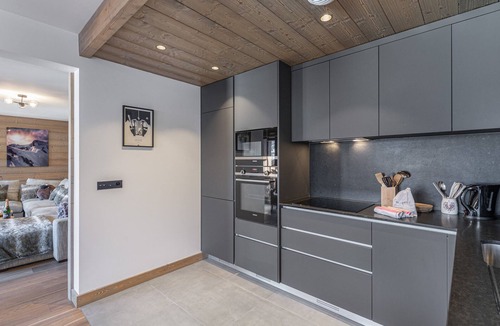 Meribel Apartment | Refined apartment in Méribel with fireplace and parking