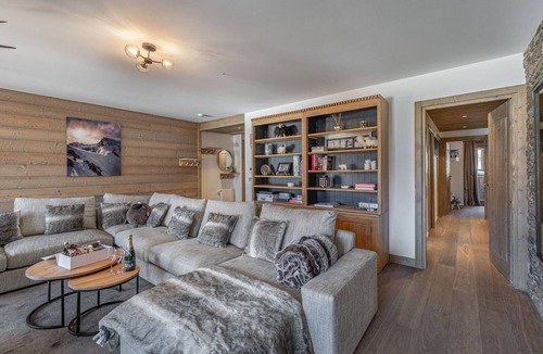 Meribel Apartment | Refined apartment in Méribel with fireplace and parking